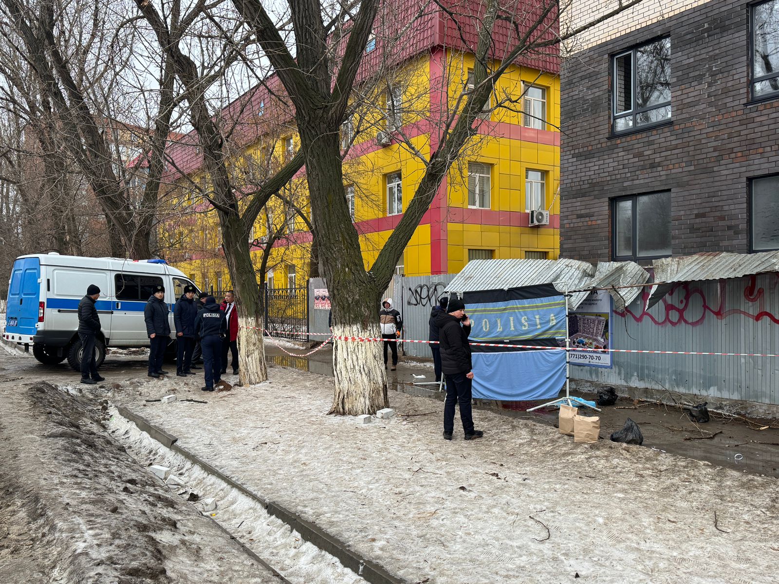 Мужчине на голову упал кирпич в Уральске